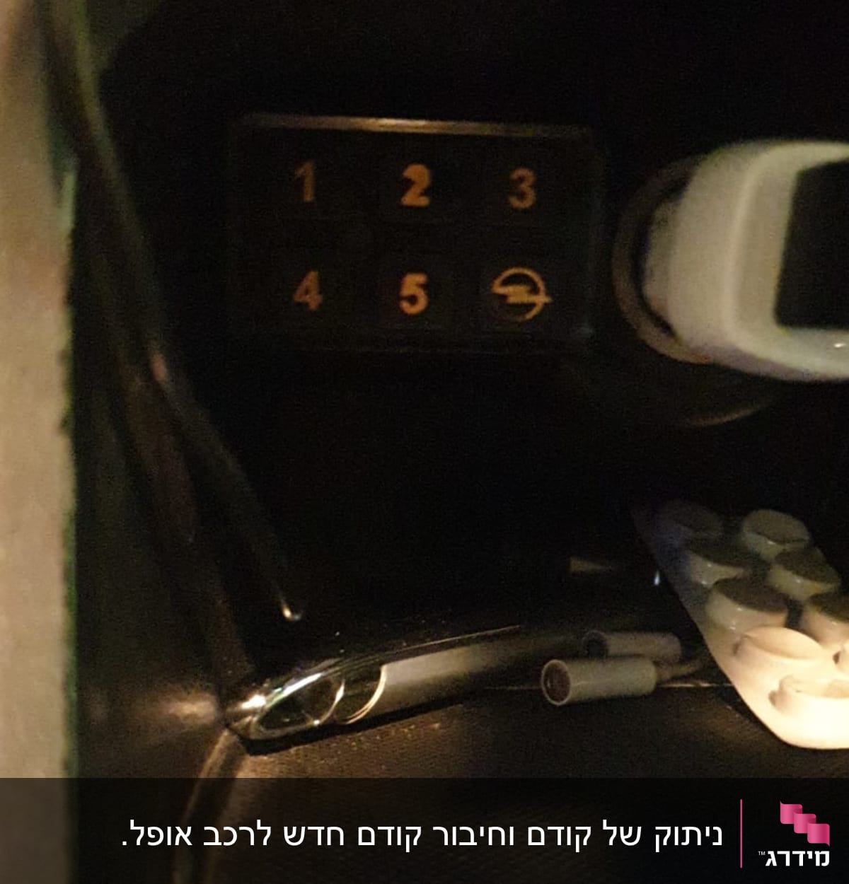 לוח מקשים עם מספרים ברכב, כבל ותקע USB